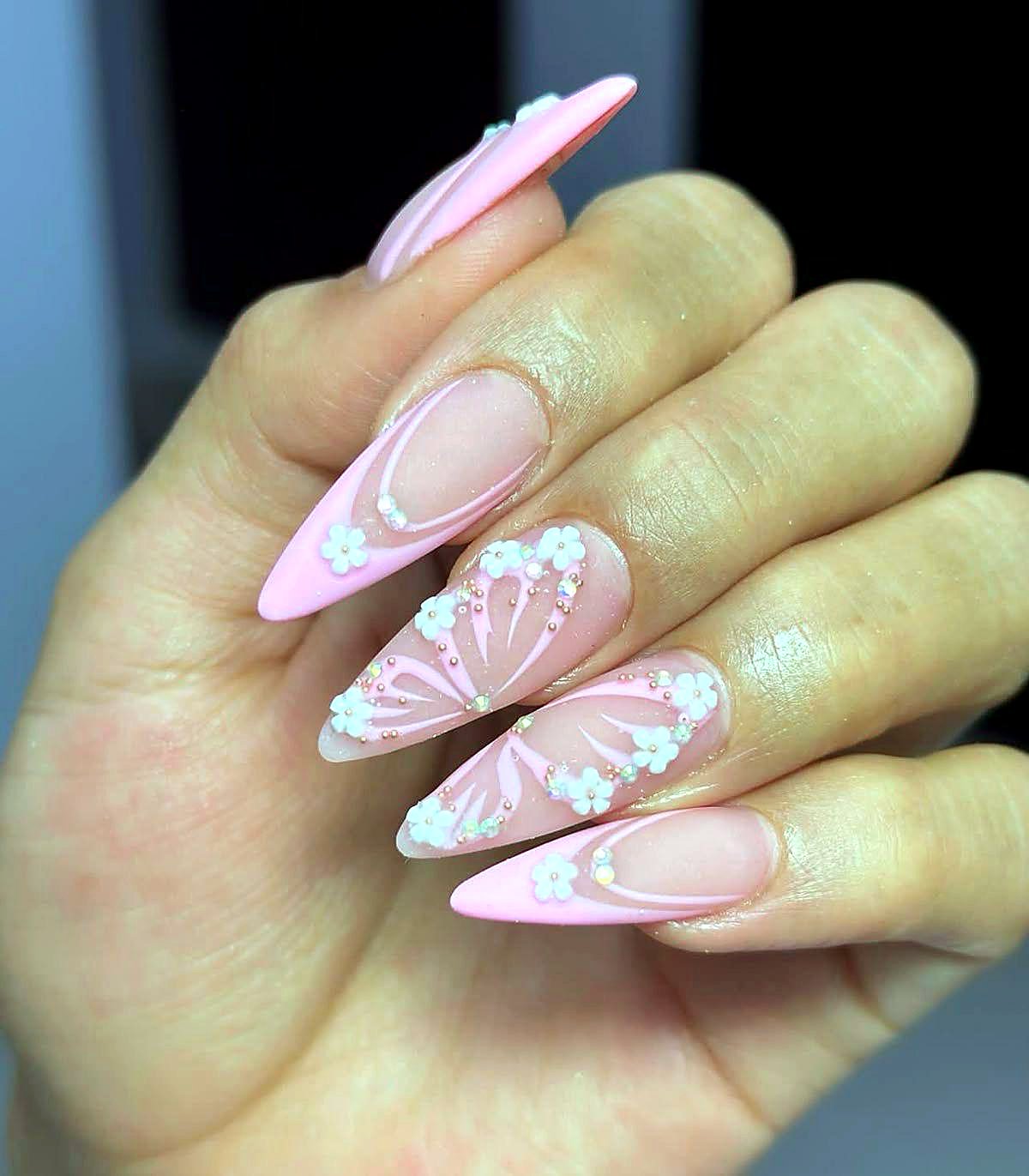 Rosa Nageldesign mit Blüten